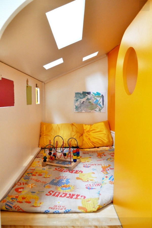 Spielraum für Kinder Bodenkissen-Sitzecke Gelbe-Wand Farbgebung