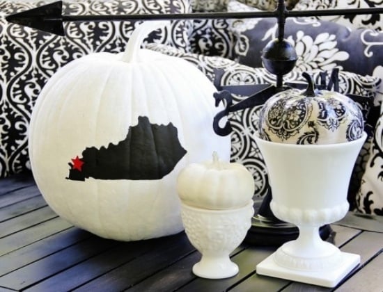 Stilvolle Schwarz weiß Deko-mit Kürbissen-zum Selbermachen-Kerzenständer zieren