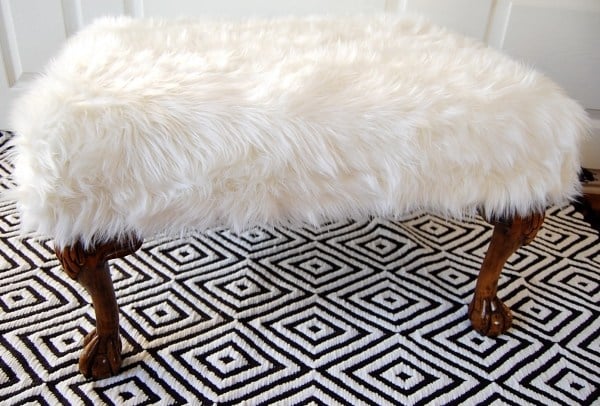 Teppich-schwarz weiß-geometrische Muster-Weiß Hocker-Pelzmöbel Sitz