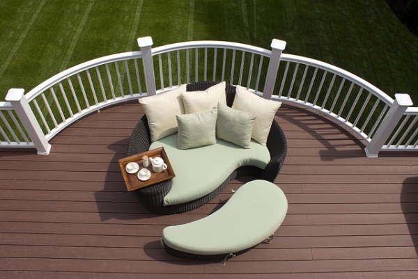 Terrasse mit stilvollen Lounge-Möbeln hocker holztablett kissen creme