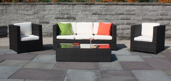 Terrasse mit stilvollen Lounge-Möbeln polyrattan dunkel grün orange