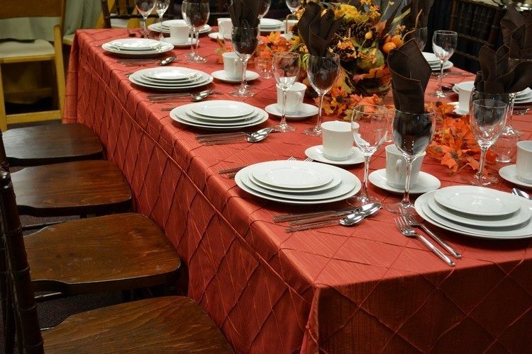 Tisch herbstlich dekorieren orangenfarbene-tischdecke
