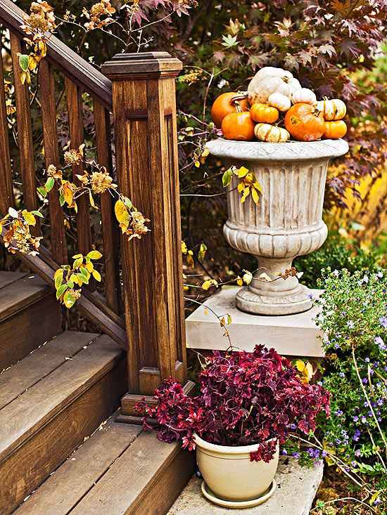Treppen dekorieren-mini Kürbisse-im Herbst-Blumen Bodenvase lila