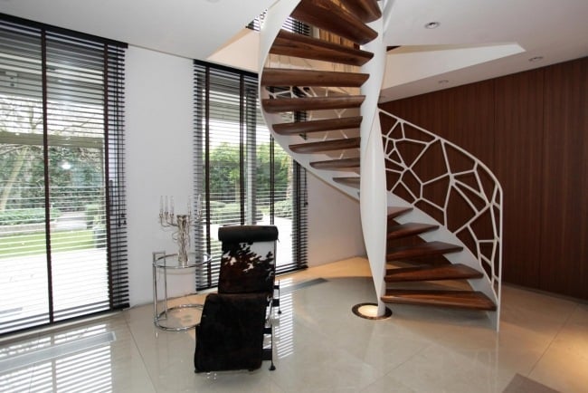 Treppengeländer Design stahl weiß holzstufen modern