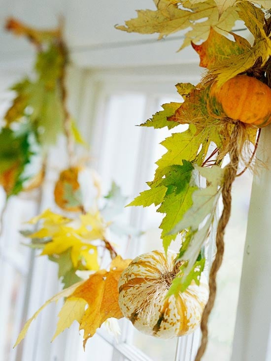 Tür-Girlande aufhängen-mit Blättern selbermachen Herbst Deko Ideen
