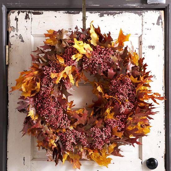Vintage Tür-Kranz mit trockenen-Herbst Blättern-Beeren bastelnideen