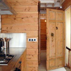 Wandpaneele Küche Einzimmerwohnung einrichten Ideen Holz Balken Decke