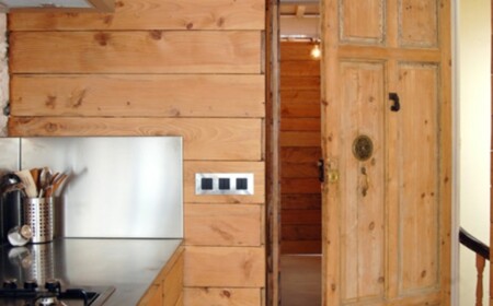 Wandpaneele Küche Einzimmerwohnung einrichten Ideen Holz Balken Decke