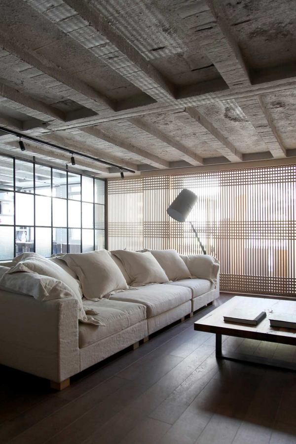 Weiß-Sofa klassisches Modell Beistelltisch-modernes Interieur Stehleuchte