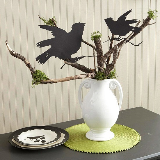 Weiße-Vase Zweige-Strauß Deko-Karton schwarze Vögel Rabe