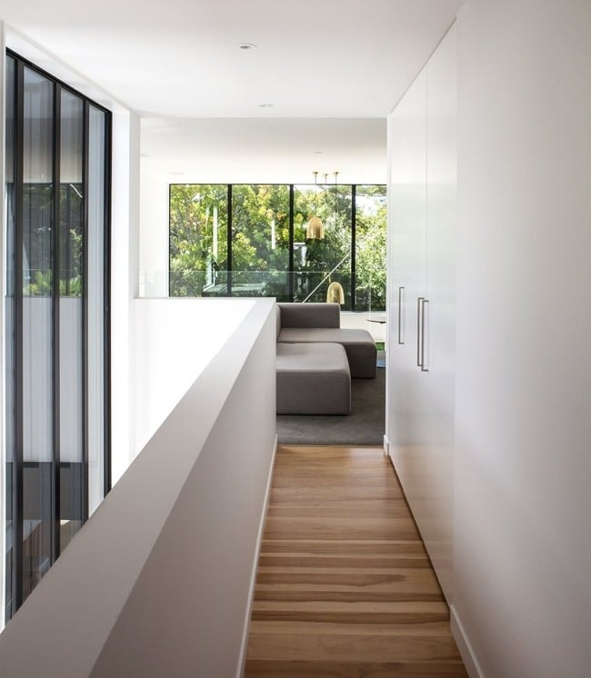 Weißer Flur-Mezzanin Geschoss Wohnung erweiterung-Holzboden Belag-Glaswände 