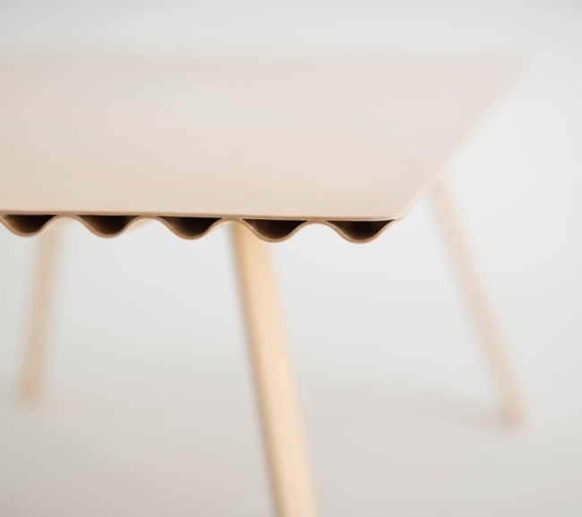 Wellenförmige Sperrholzplatten Designer-Tisch Ripple Benjamin Hubert