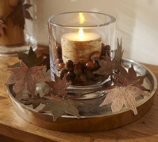 Windlichter Dekoration-für den Tisch-im Herbst-Eicheln Herbstlaub