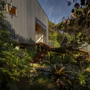 Wohnhaus am Hang Fassade Metall-Außenverkleidung Terrasse-Holz im Wald-gebaut