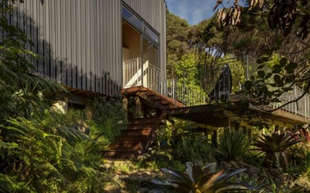 Wohnhaus am Hang Fassade Metall-Außenverkleidung Terrasse-Holz im Wald-gebaut