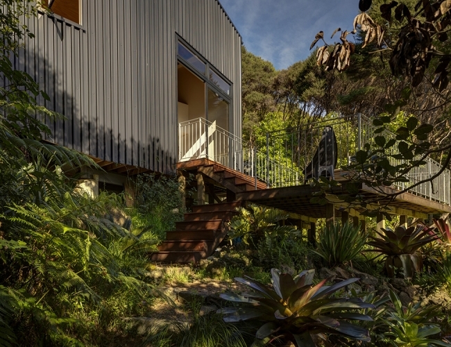Wohnhaus am Hang Fassade Metall-Außenverkleidung Terrasse-Holz im Wald-gebaut