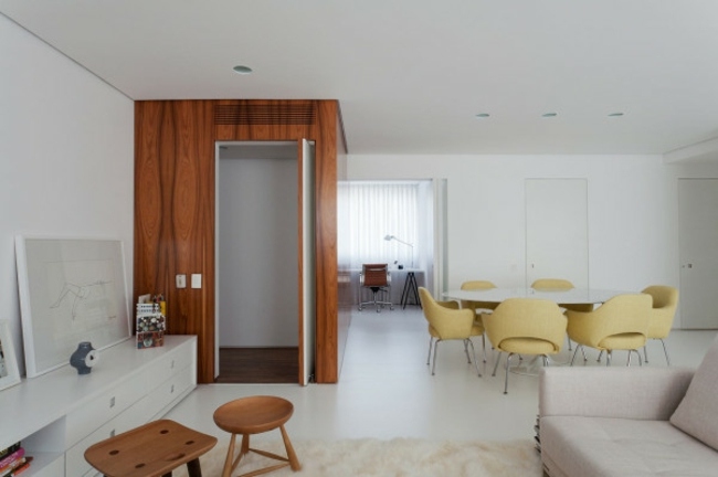 moderne Wohnung Holz Essplatz gelbe Stühle