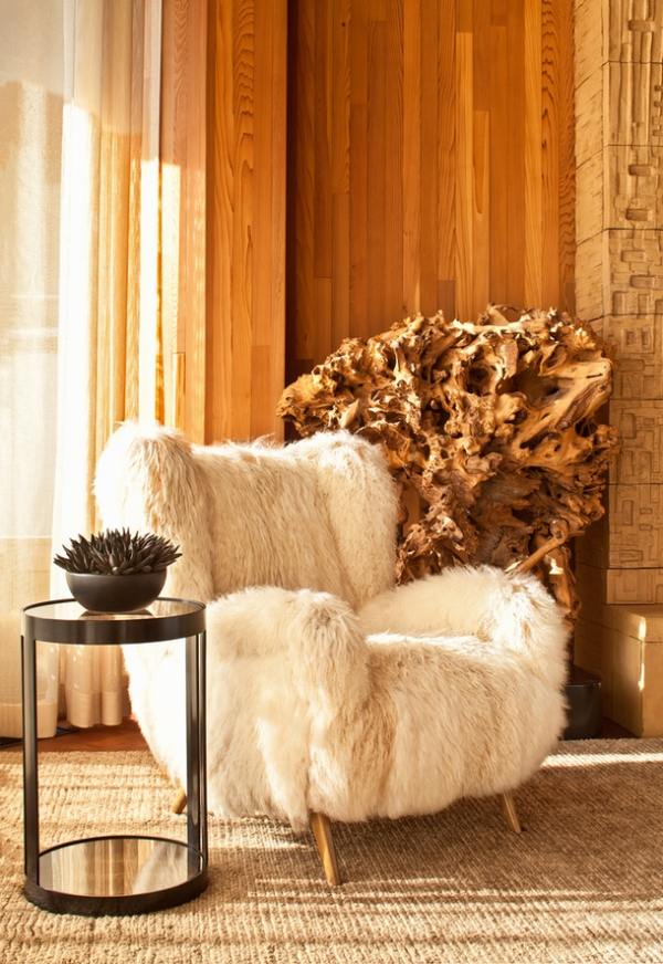 Wohnzimmer Möbel Sessel-Weiß Felldecke Accessoires Baumwurzel Dekoration