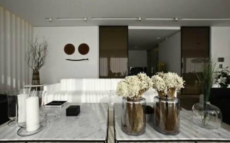 Wohnzimmer modern einrichten Dekostücke Kerzen Blumen