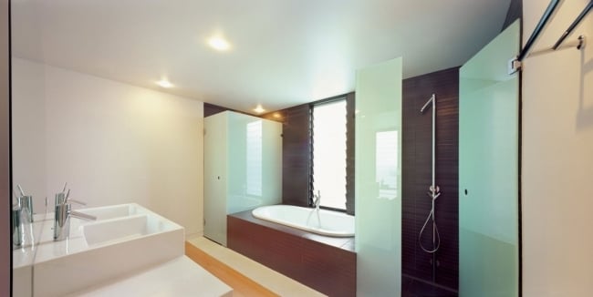 badezimmer design badewanne dusche holz milchglas