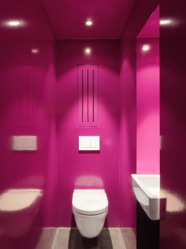 badezimmer-dunkelrosa-umgebaute-moderne-holzhütte-schweiz