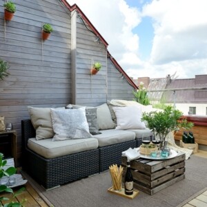 balkon-dachwohnung-weinkiste-beistelltisch-rattan-sofa