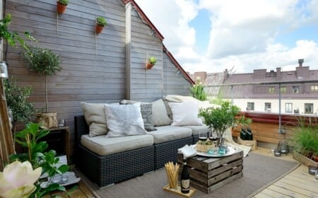 balkon-dachwohnung-weinkiste-beistelltisch-rattan-sofa