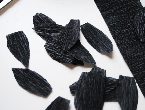 bastelideen zum herbst schwarze blätter ausschneiden krepppapier
