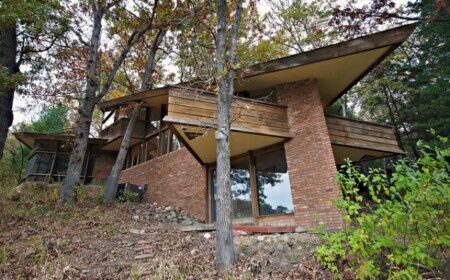 bauen-am-hang-wald-ziegel-asymmetrisch-holz-dach