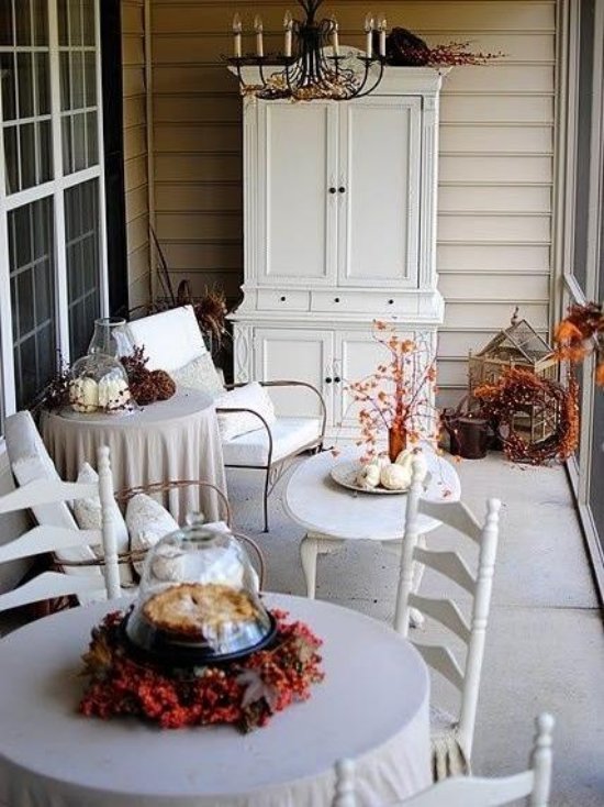 bedeckte terrasse elegante ideen für herbstdeko in weiß