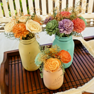 deko mit herbstblumen rustikal stil einweckglaeser bemalt pastelltoene rosen