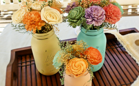 deko mit herbstblumen rustikal stil einweckglaeser bemalt pastelltoene rosen