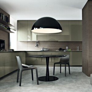 design-küche-L-form-hochglanz-dunkles-holz-kombination-essbereich-schwarz