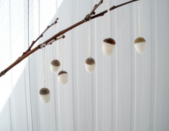 eichel aufhängen elegante ideen für herbstdeko in weiß