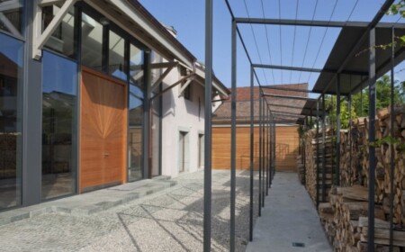 eingang-glaswand-bauernhaus-design-moderner-architektur