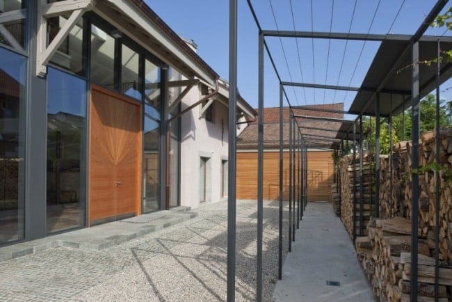 eingang glaswand umgebautes bauernhaus mit moderner architektur