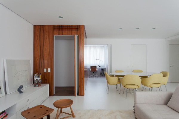 eingang wohnzimmer weißes designer apartment von leandro garcia