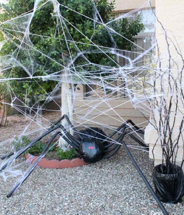 gartendekorationen-halloween-spinne-riesig-spinnennetz-kies-baum