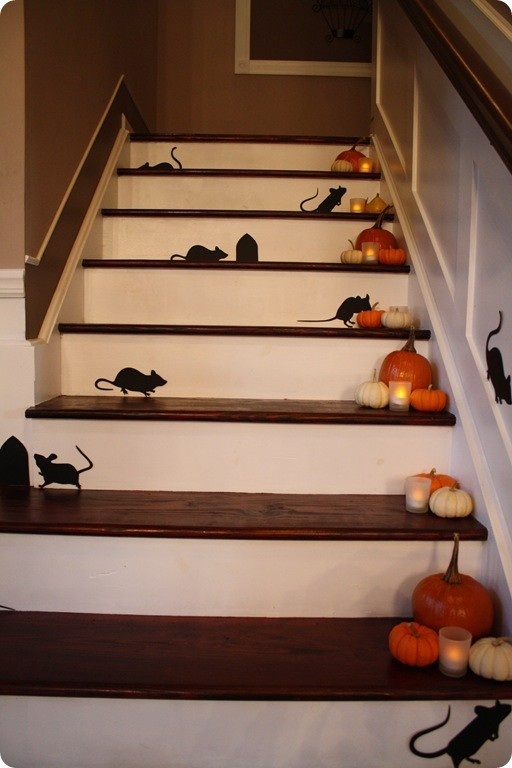 halloween deko treppen mäuse silhouetten kürbisse kerzen