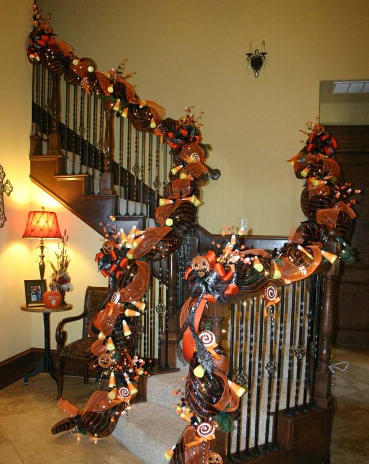 halloween dekorationen kuerbisse baender gelaender treppe interieur