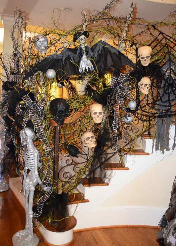 halloween dekorationen treppe schaedel spinnenweben skelett