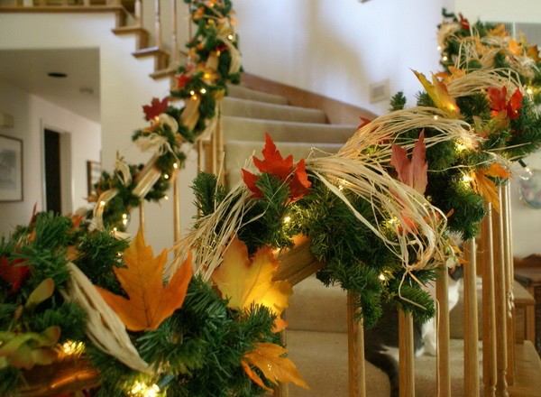 halloween dekorationen treppe lichterkette herbstlaub raffia tannenzweige