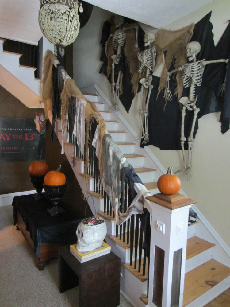halloween dekorationen wand skelette kuerbis treppe design