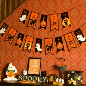 halloween dekorationen wanddeko faehnchen girlande kommode