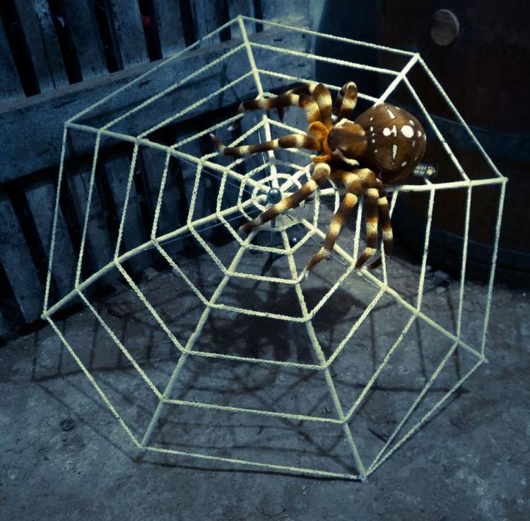 halloween-dekorieren-spinne-regenschirm-spinnennetz-beton