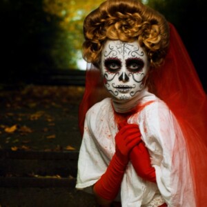 halloween kostüme gesicht malerei totenkopf handschuhe rot schleier