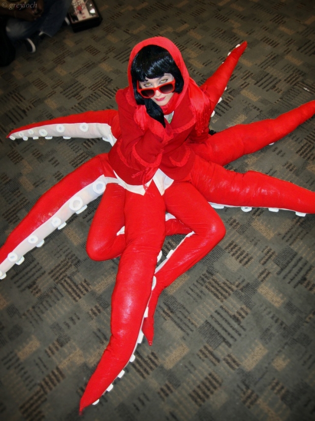 halloween-kostüme-frauen-kraken-rot-kapuze