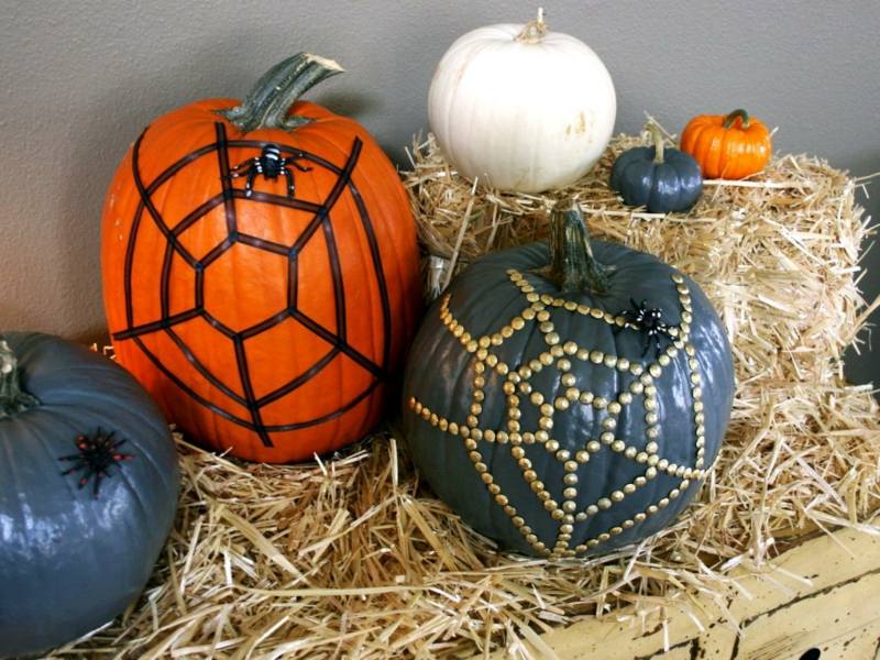 halloween-kürbisse dekoration idee nieten spinnennetz stroh