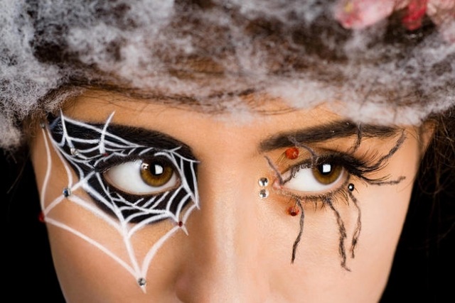 halloween makeup idee spinnennetz augen deko steine