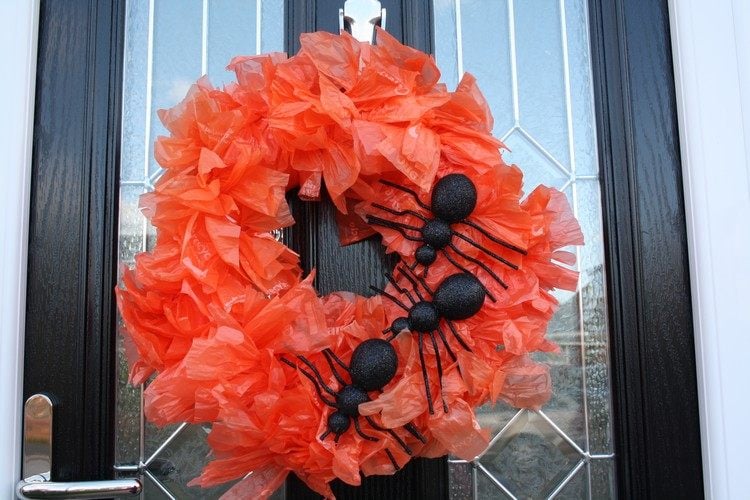 haus-halloween-dekorieren-tuerkranz-orangenfarbene-plastiktueten-ameisen